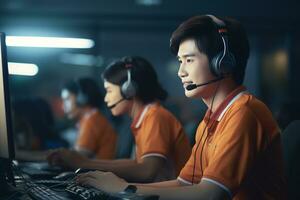 ein asiatisch Menschen tragen ein Headset Arbeiten im ein Anruf Center foto