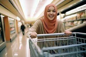ein Frau tragen ein Hijab ist Einkaufen im ein Einkaufszentrum foto