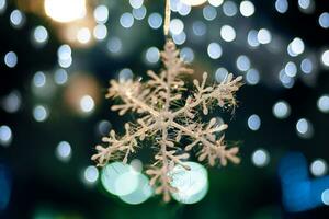 Schneeflocke unter Weihnachten Beleuchtung. foto