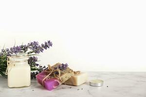 Lavendel Kosmetika Produkte und Blumen. Zuhause Körper Haut Pflege, einstellen von Badezimmer Zubehör foto