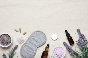 Schlaf Maske und Lavendel Produkte zum gesund Schlaf auf Textil- Hintergrund. gesund Nacht Schlaf Konzept foto