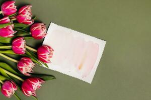 Glückwunsch Karte mit Tulpen und Weiß Aquarell Text leer. foto