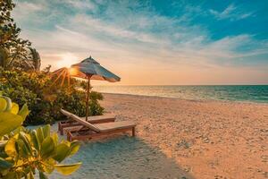 bunt hell glücklich tropisch Landschaft. Strand Stühle Regenschirm Freizeit Lebensstil sorglos Liebe Paar Reise szenisch. Ozean Strand sonnig Himmel, Palme Bäume Ufer. entspannen friedlich still Resort direkt am Strand foto