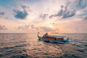 13.08.21 faafu Atoll, Malediven wunderbar Malediven Boot dhoni auf tropisch Blau Meer, nehmen Tourist zu ein Sonnenuntergang Kreuzfahrt. foto