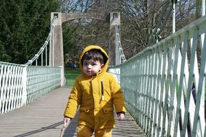 süß asiatisch pakistanisch Baby Ahmed Mustafain Haider ist genießen das schön sonnig Tag beim Krieg Öffentlichkeit Park von Luton Stadt, Dorf von England Vereinigtes Königreich. Bild war gefangen auf 03. April 2023 foto