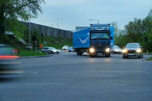 britisch Straße und der Verkehr während Abend beim Luton Stadt, Dorf von England Vereinigtes Königreich. April 26., 2023 foto