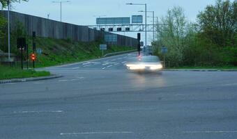 britisch Straße und der Verkehr während Abend beim Luton Stadt, Dorf von England Vereinigtes Königreich. April 26., 2023 foto