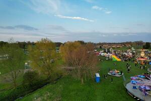 hoch Winkel Aufnahmen von Öffentlichkeit Kirmes gehaltenen beim lewsey Öffentlichkeit Park von Luton mit kostenlos Zugriff zum Muslim Gemeinschaft auf islamisch heilig eid Festival Tag. April 21., 2023 foto