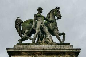 ein Statue von ein Mann auf ein Pferd im Vorderseite von ein Gebäude foto