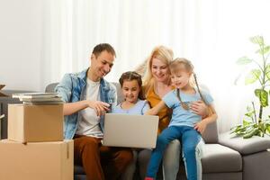 groß Familie ziehen um in ein Neu Wohnung. Zimmer mit leeren Wände, Neu Anfang. foto