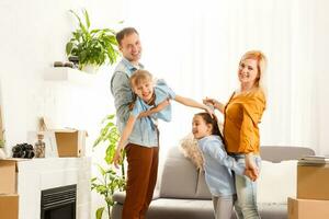 Familie ziehen um in ihr Neu Zuhause foto