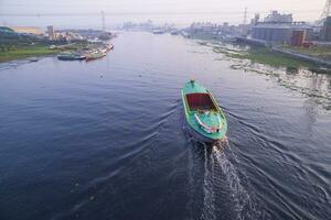 Antenne Aussicht Landschaft von Sand Schotte Schiffe mit industriell Zone im sitalakhya Fluss, narayanganj, Bangladesch foto