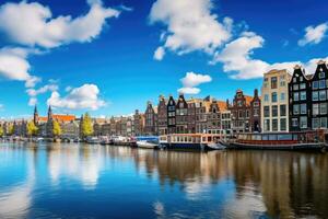 ai generiert Panorama- Aussicht von das alt Häuser entlang das Kanal im amsterdam, Niederlande, Amsterdam Niederlande Tanzen Häuser Über Fluss amstel Wahrzeichen, ai generiert foto