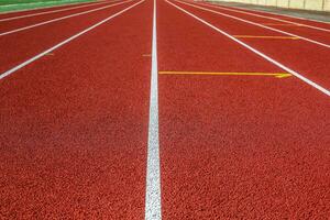 rot Laufband im Sport Feld. foto