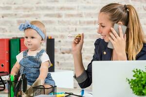 Familie Geschäft - - Telearbeit Geschäftsfrau und Mutter mit Kind ist Herstellung ein Telefon Anruf foto