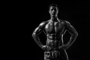 muskulös und passen jung Bodybuilder Fitness männlich Modell- posieren ove foto