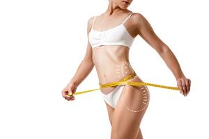 weiblich Körper mit das Zeichnung Pfeile auf es isoliert auf Weiß. Fett verlieren, Fettabsaugung und Cellulite Entfernung Konzept. foto