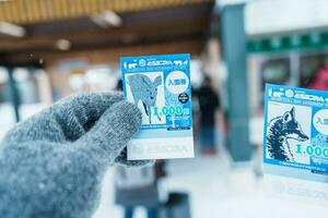 Hand halten Asahiyama Zoo Fahrkarte im Winter Jahreszeit. Wahrzeichen und Beliebt zum Touristen Sehenswürdigkeiten im Asahikawa, Hokkaido, Japan. Asahikawa, Japan, 3 Februar 2023 foto