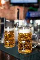 zwei Brille von Bier auf ein Bar Tisch. Bier Zapfhahn auf Hintergrund foto