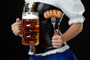 jung Frau mit dirndl hält Oktoberfest Bier Stein. auf schwarz Hintergrund. foto