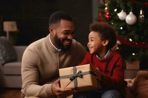 ai generiert glücklich afrikanisch amerikanisch Vater und Tochter mit Weihnachten Geschenk Box beim heim, afrikanisch amerikanisch Kind Sohn geben Geschenk Box zu Papa zum Urlaub beim heim, ai generiert foto