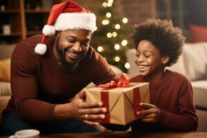 ai generiert glücklich afrikanisch amerikanisch Vater und Sohn mit Weihnachten Geschenk Box beim heim, afrikanisch amerikanisch Kind Sohn geben Geschenk Box zu Papa zum Urlaub beim heim, ai generiert foto