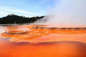 ai generiert großartig prismatisch Frühling im Yellowstone National Park, Wyoming, USA, Wasser Sieden im Champagner Schwimmbad - - Wai-o-Tapu, Neu Neuseeland, ai generiert foto