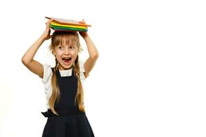 wenig komisch Mädchen im Hemd mit Bücher. isoliert auf Weiß Hintergrund. Baby Mädchen im Schule. das Kind Mädchen mit Lehrbücher. Mädchen Studieren. foto