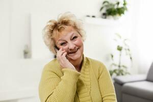 glücklich Senior Frau reden auf Smartphone beim heim. foto