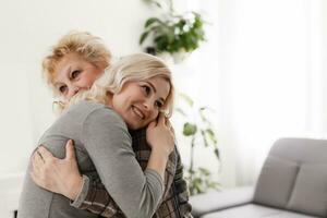 ziemlich Frau und Senior Mutter beim Zuhause foto