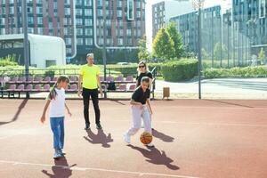 Familie spielen Basketball auf Gericht foto