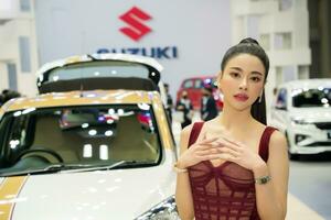 Nonthaburi, Thailand - - apr 2, 2023 unbekannt Modell- posiert mit ein Auto beim das 44 Bangkok International Motor- Show 2023 beim Einschlag Arena, Muang Tanga Thani, Nonthaburi, Thailand. foto