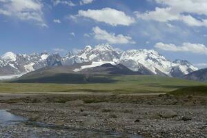 Berglandschaft, Tian Shan Berge beim das Chinesisch Grenze, naryn Provinz, Kirgisistan foto