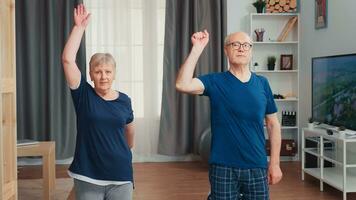 glücklich Senior Paar ausüben zusammen auf Yoga Matte. alt Person gesund und aktiv Lebensstil Übung und trainieren beim heim, Alten Ausbildung und Fitness foto