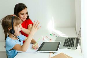 Lernen von heim, Zuhause Schule Kind Konzept. wenig Kinder Studie online Lernen von Zuhause mit Laptop. Quarantäne und Sozial Distanzierung Konzept. foto