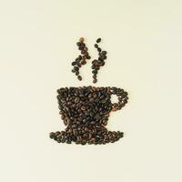 kreativ Komposition mit dämpfen Tasse von Kaffee gestalten gemacht von geröstet Kaffee Bohnen auf Licht Sahne Hintergrund. realistisch ästhetisch sehen. zeitgenössisch Stil. minimal Kaffee Konzept. einzigartig eben legen. foto