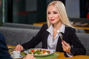 Frau und Mann auf Geschäft Mittagessen foto