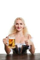 schön jung blond Mädchen im traditionell Kostüm Getränke aus von Oktoberfest Bier Stein. foto