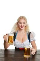 schön jung blond Mädchen Getränke aus von Oktoberfest Bier Stein foto