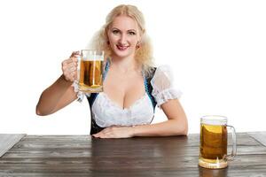schön jung blond Mädchen Getränke aus von Oktoberfest Bier Stein foto