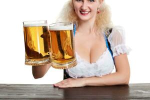 schön jung blond Mädchen Getränke aus von Oktoberfest Bier Stein foto