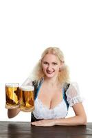 schön jung blond Mädchen Getränke aus von Oktoberfest Bier Stein foto