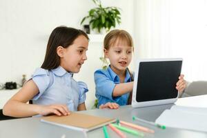 Lernen von heim, Zuhause Schule Kind Konzept. wenig Kinder Studie online Lernen von Zuhause mit Laptop. Quarantäne und Sozial Distanzierung Konzept. foto