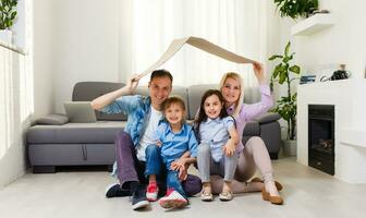 Porträt von ein glücklich Familie lächelnd beim Zuhause foto