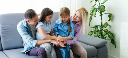 Porträt von ein glücklich Familie lächelnd beim Zuhause foto