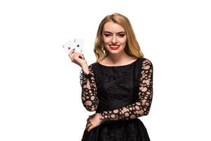 schön jung Frau halten zwei As von Karten im ihr Hand isoliert auf schwarz Hintergrund foto