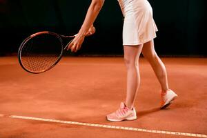 Beine von weiblich Tennis Spieler auf Tennis Gericht foto