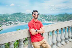 gut aussehend Tourist Mann suchen beim das Bucht von san Juan del sur. Porträt von lächelnd Tourist im ein Standpunkt von ein Bucht foto