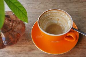 oben Aussicht von leeren Kaffee Tasse auf Tabelle , foto