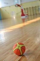 ein Basketball auf das Fußboden foto